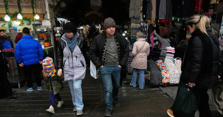 Trump says a U.S. ‘armada’ nears Iran as regime crackdown continues – National