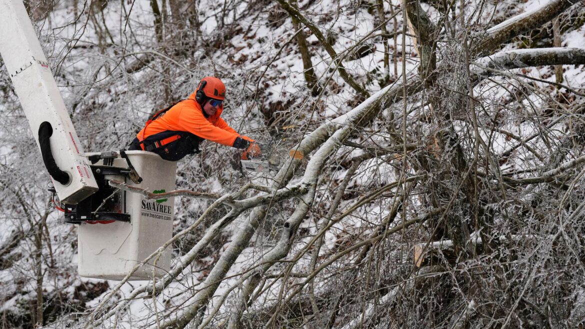 Powerful storm threatens East Coast including parts unaccustomed to heavy snow