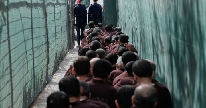 Canadians accused of joining ISIS moved out of Syria to prisons in Iraq – National