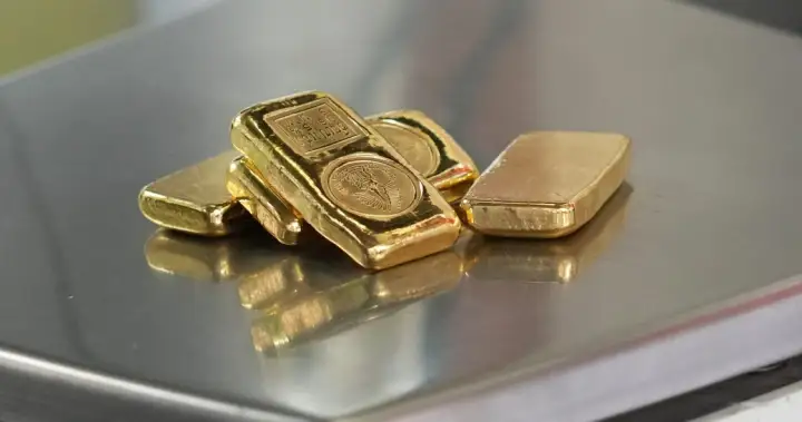 Gold often soars during crises. Not this time — so what’s going on? – National
