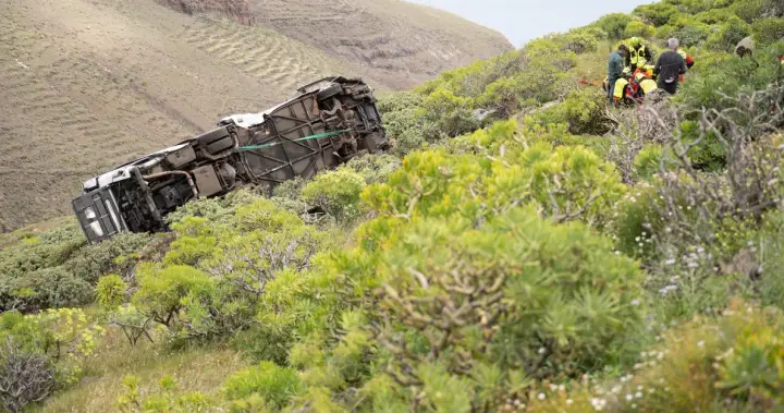 1 dead, 27 hurt after bus with British tourists crashes on Spanish island – National