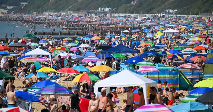 Brits bask in scorching sun as record-high temperatures beat down – National