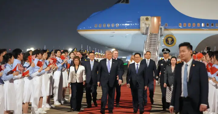 Trump lands in Beijing to talk trade, Iran and Taiwan with Xi – National