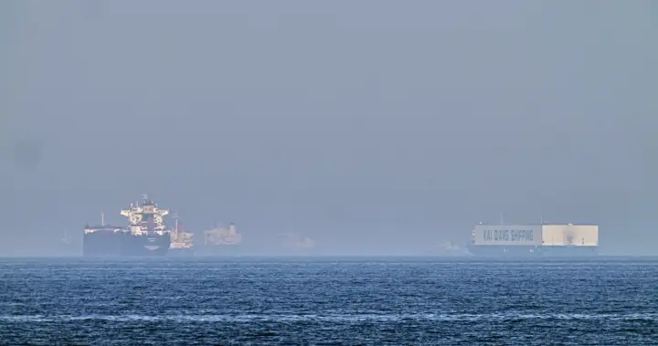 Trump says closed Strait of Hormuz will ‘be dealt with forcefully’ – National
