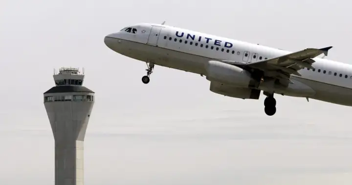 United Airlines to face lawsuit over sale of ‘window seats’ with no windows – National